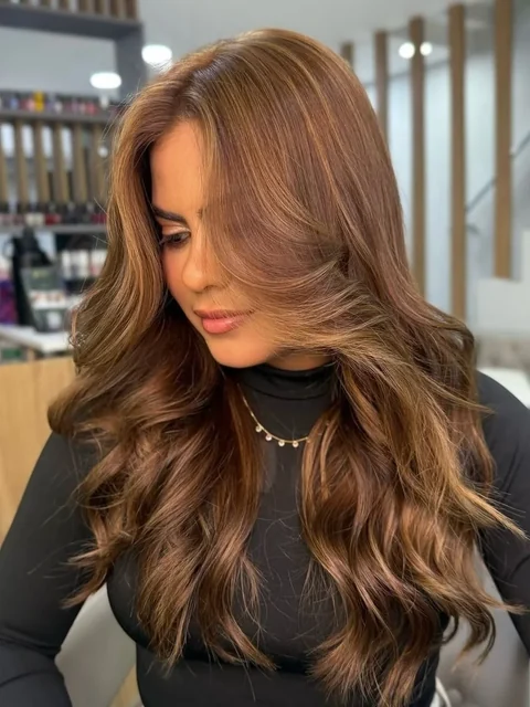 Cabelo castanho acobreado com ondas soltas