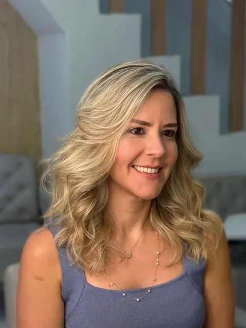 Cabelo loiro com mechas e ondas